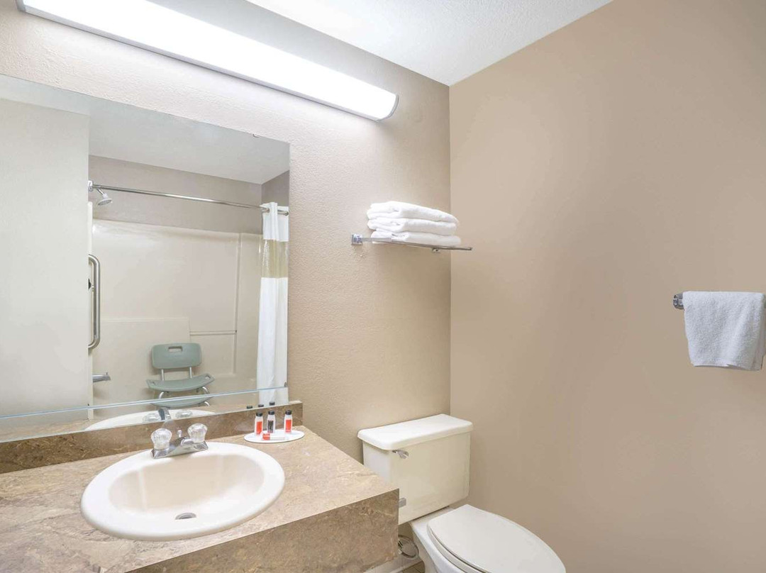 Super 8 by Wyndham Harrison OH主图