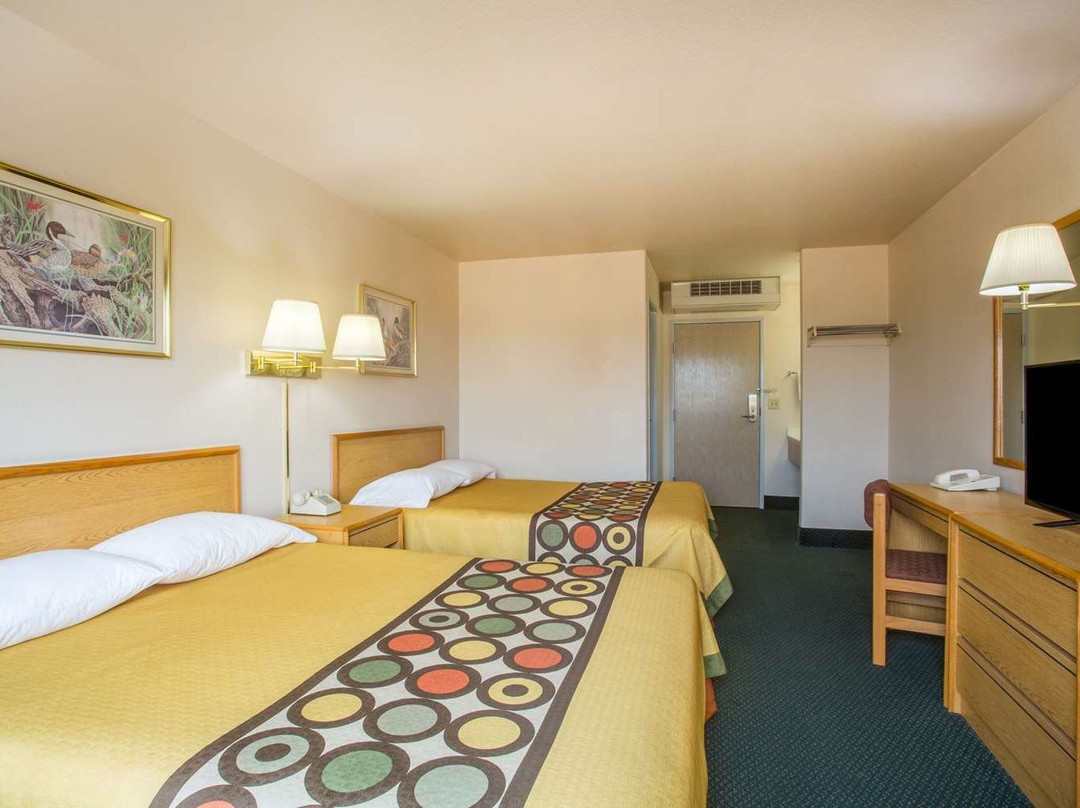 Super 8 by Wyndham Hamilton主图