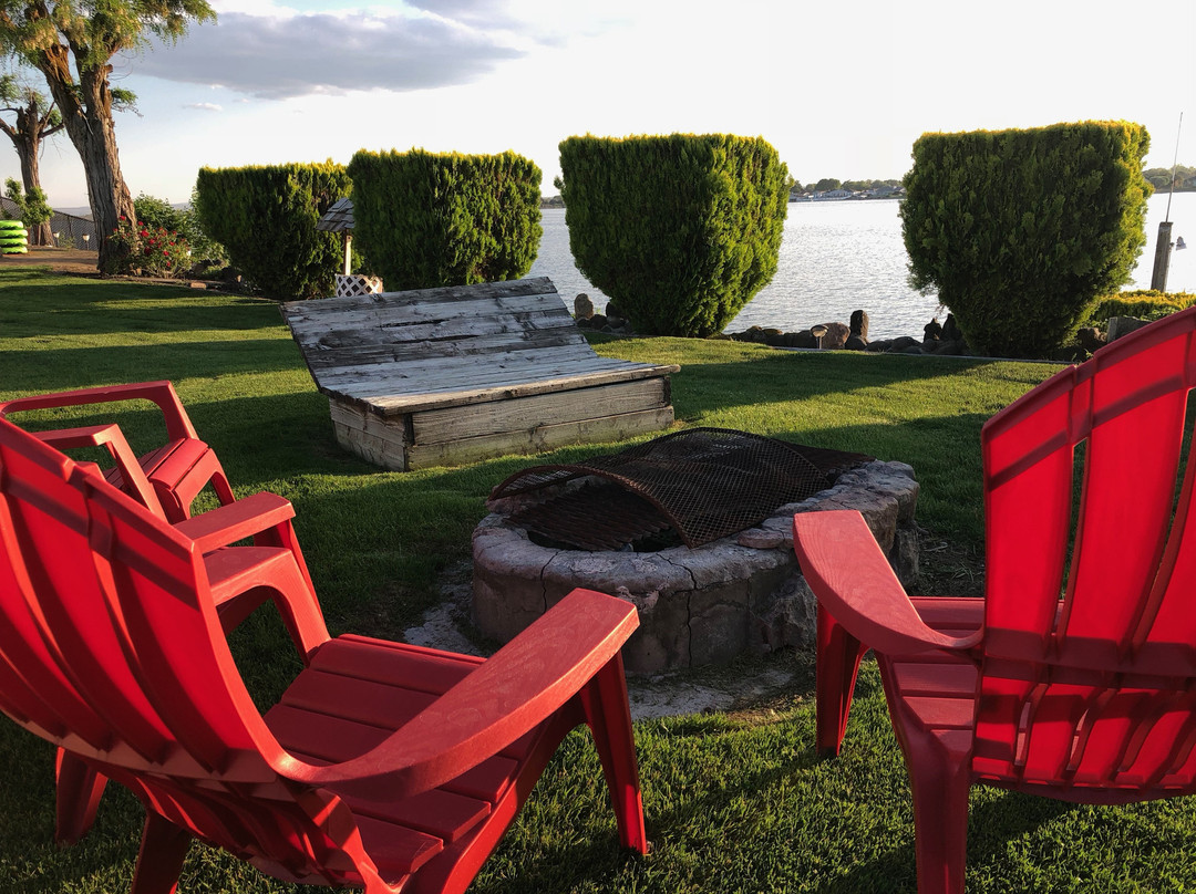 Lakeshore Inn Water Front主图