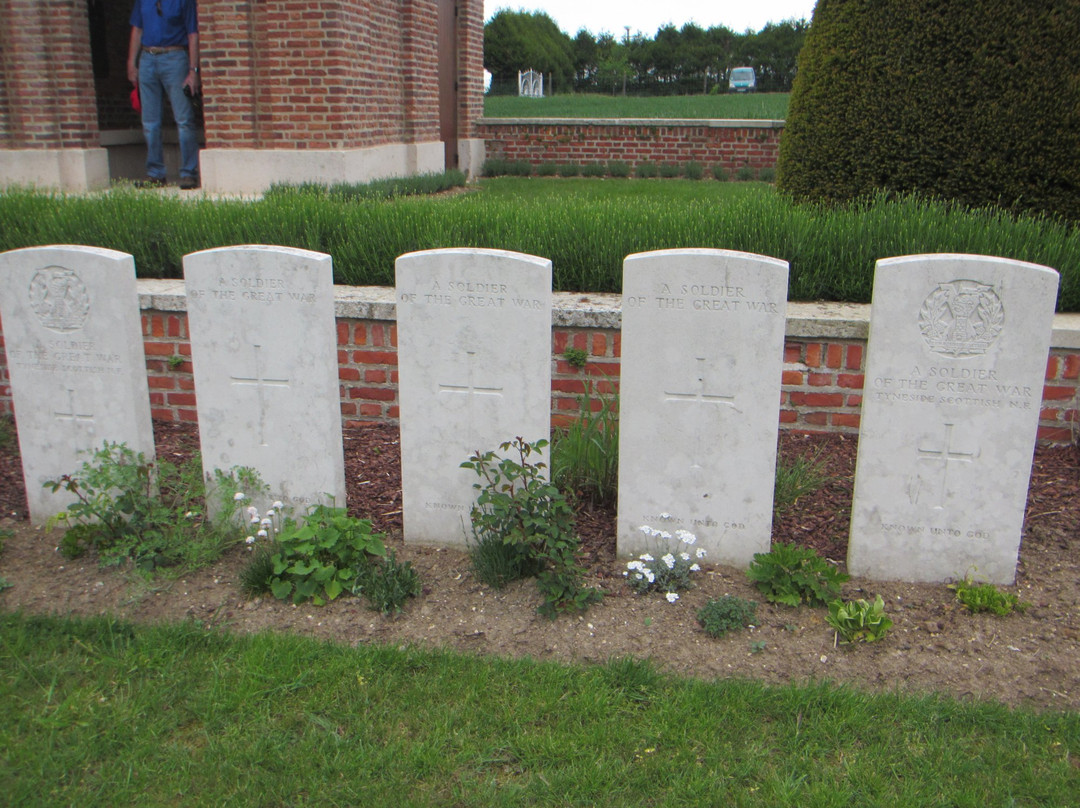 Bapaume Post Military Cemetery景点图片