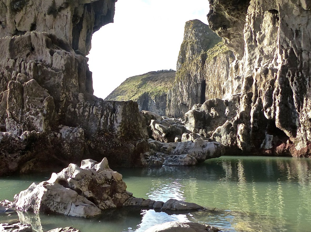 Lydstep Cliffs and caverns景点图片