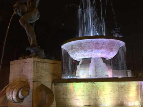 Fontana Dei Due Fiumi-摩德纳必去景点