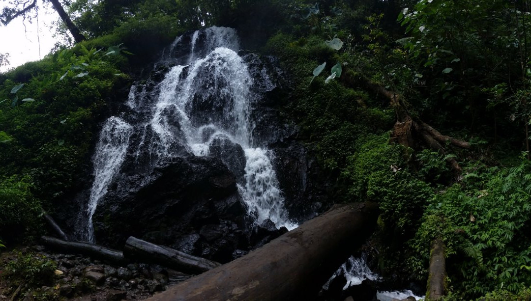 Watu Lumpang Waterfall景点图片