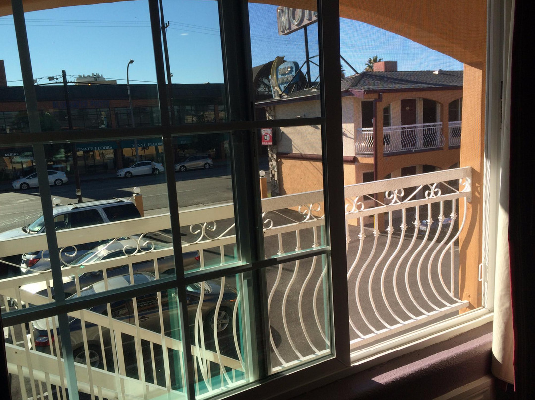 Half Moon Motel主图