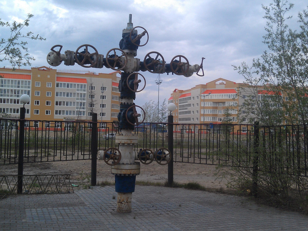 Monument to Drilled Well and People景点图片