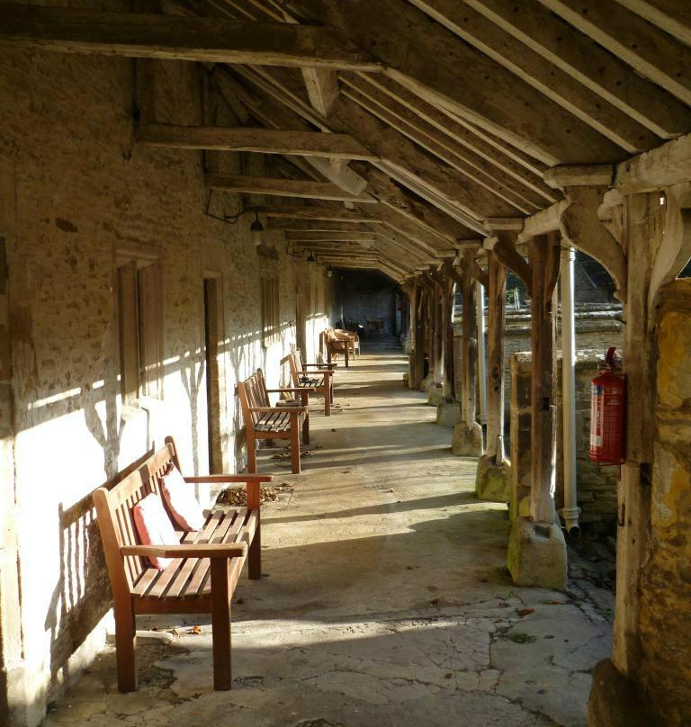 Corsham 17th Century Schoolroom & Almshouse-科斯罕必去景点
