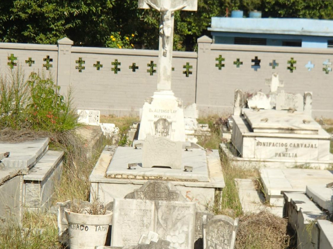 Tomas Acea Cemetery景点图片
