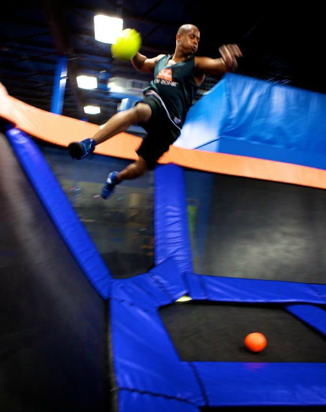 Sky Zone Indoor Trampoline Park景点图片