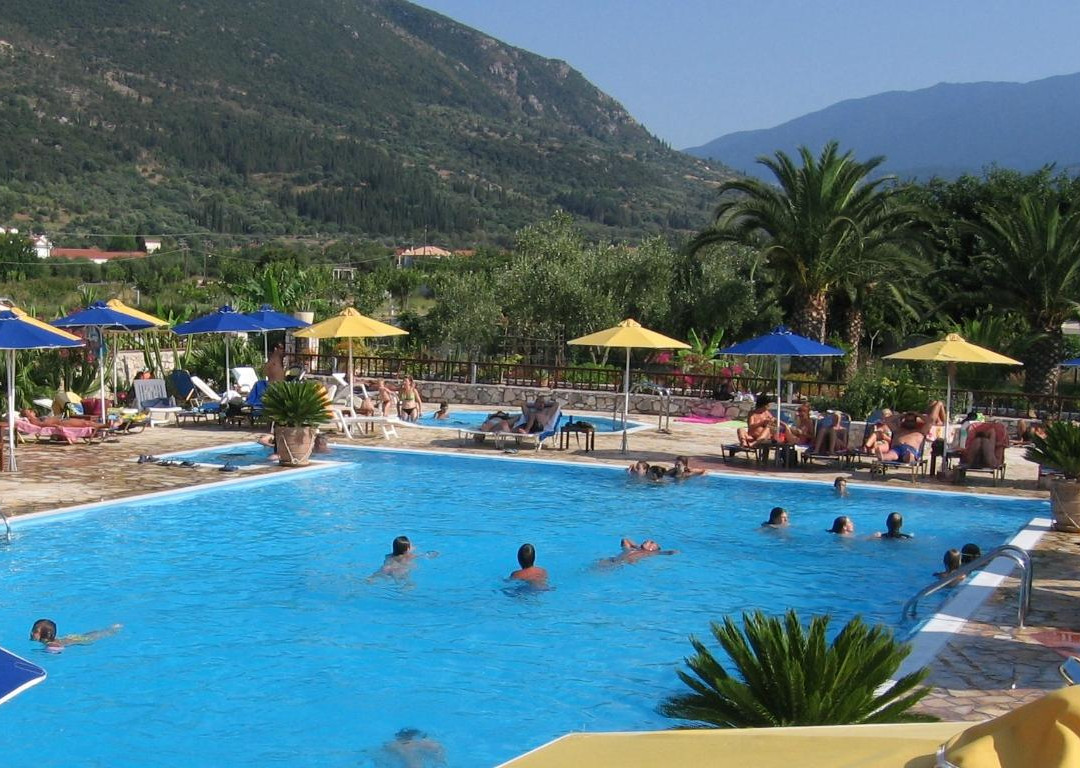 Karavomilos Beach的快乐营地