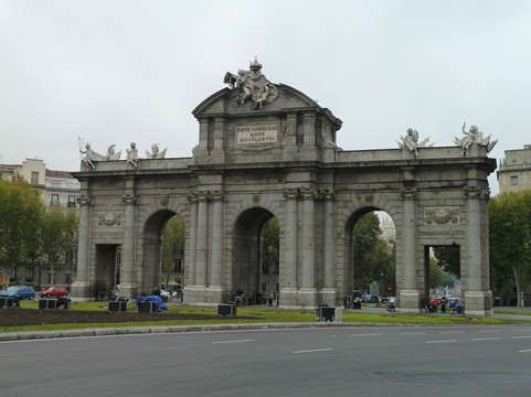 阿尔卡拉之门-马德里必去景点