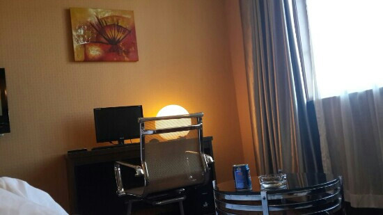 柠檬水晶酒店主图