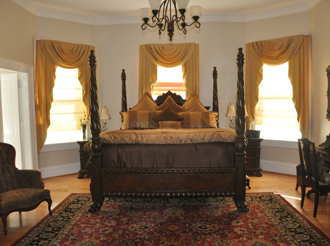 The Manor at Twin Oaks Bed and Breakfast主图