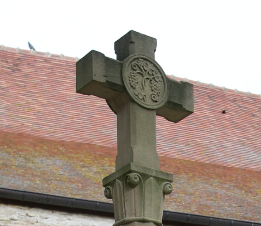 Croix de l'église de Joux la Ville