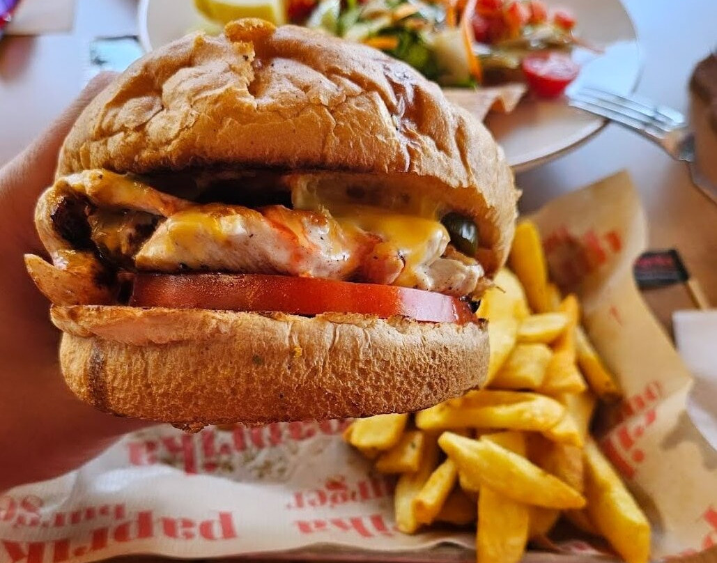 Paprika Burger & Pasta