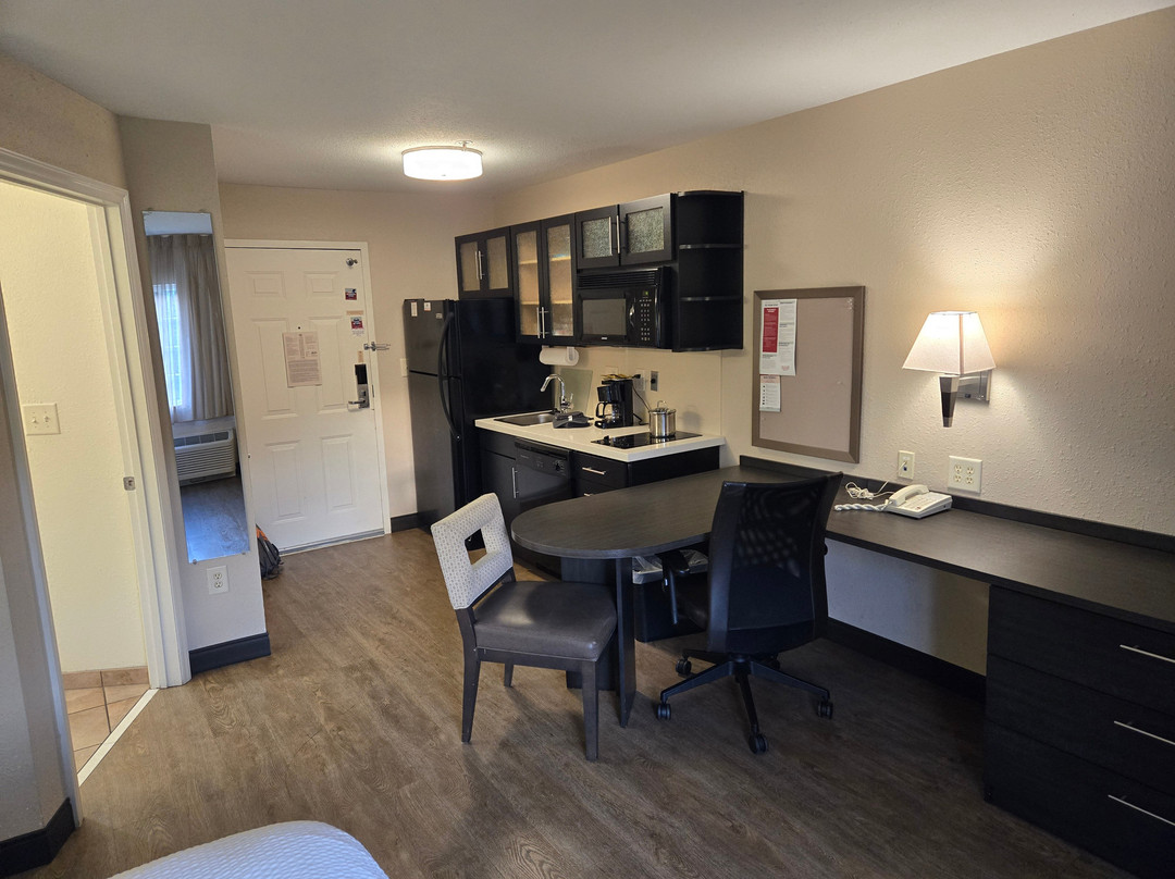 落基山烛木套房酒店主图