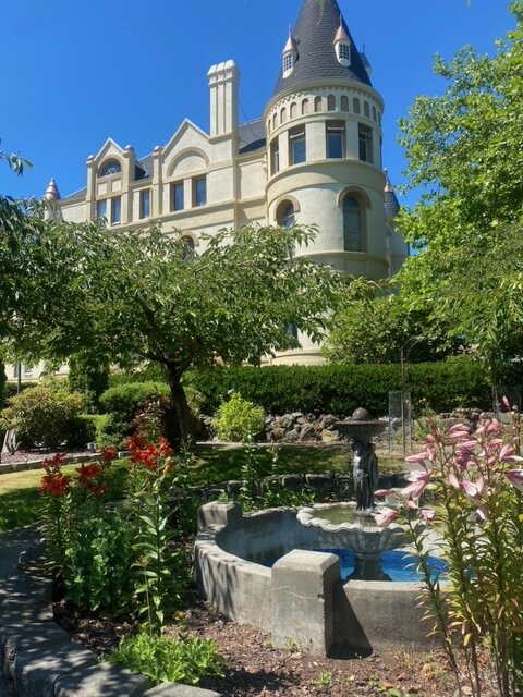 Manresa Castle主图