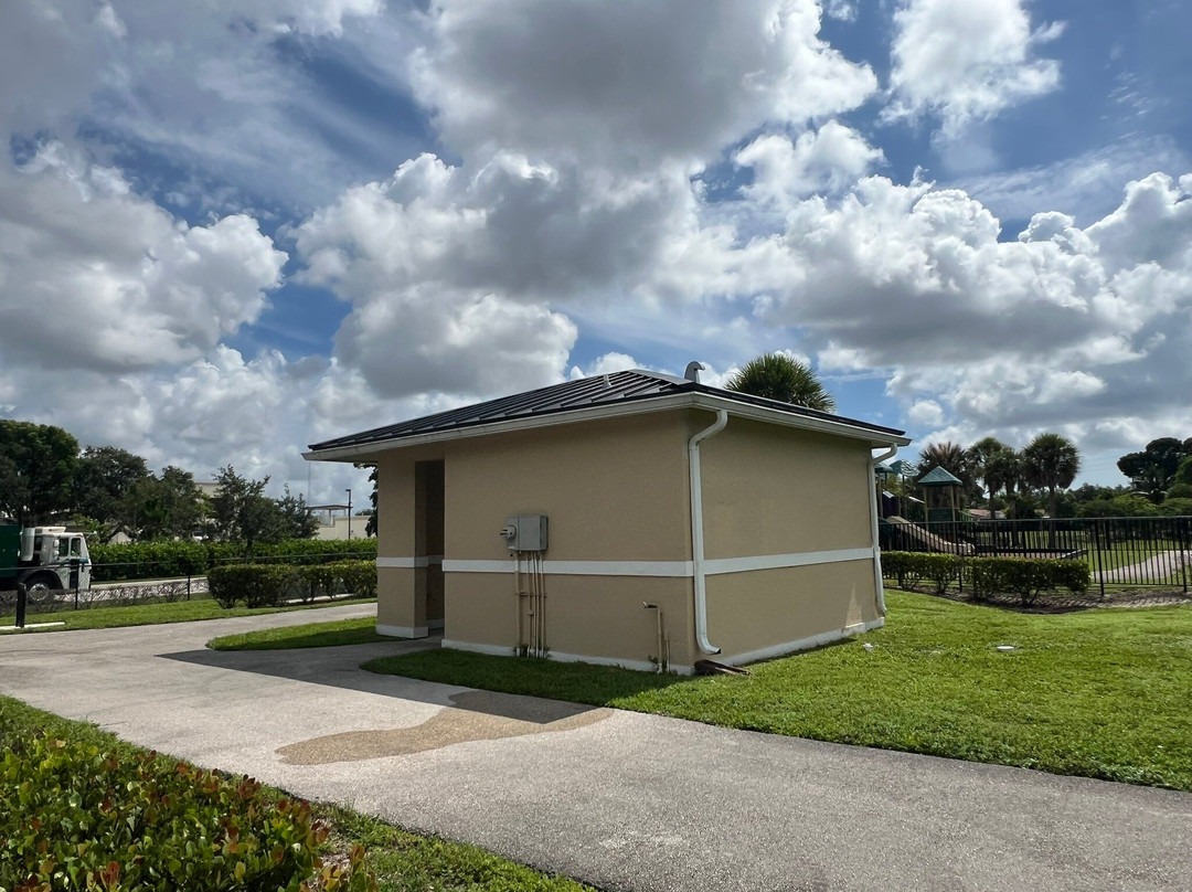 Village Green Park-科勒尔斯普林斯必去景点