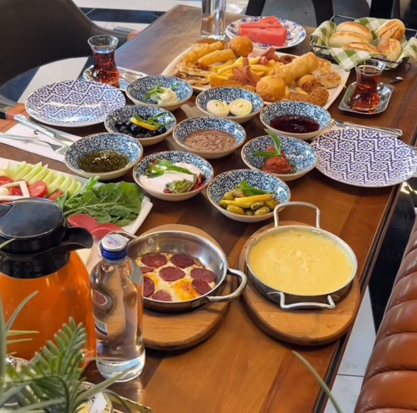 MPLUS Cafe & Restaurant