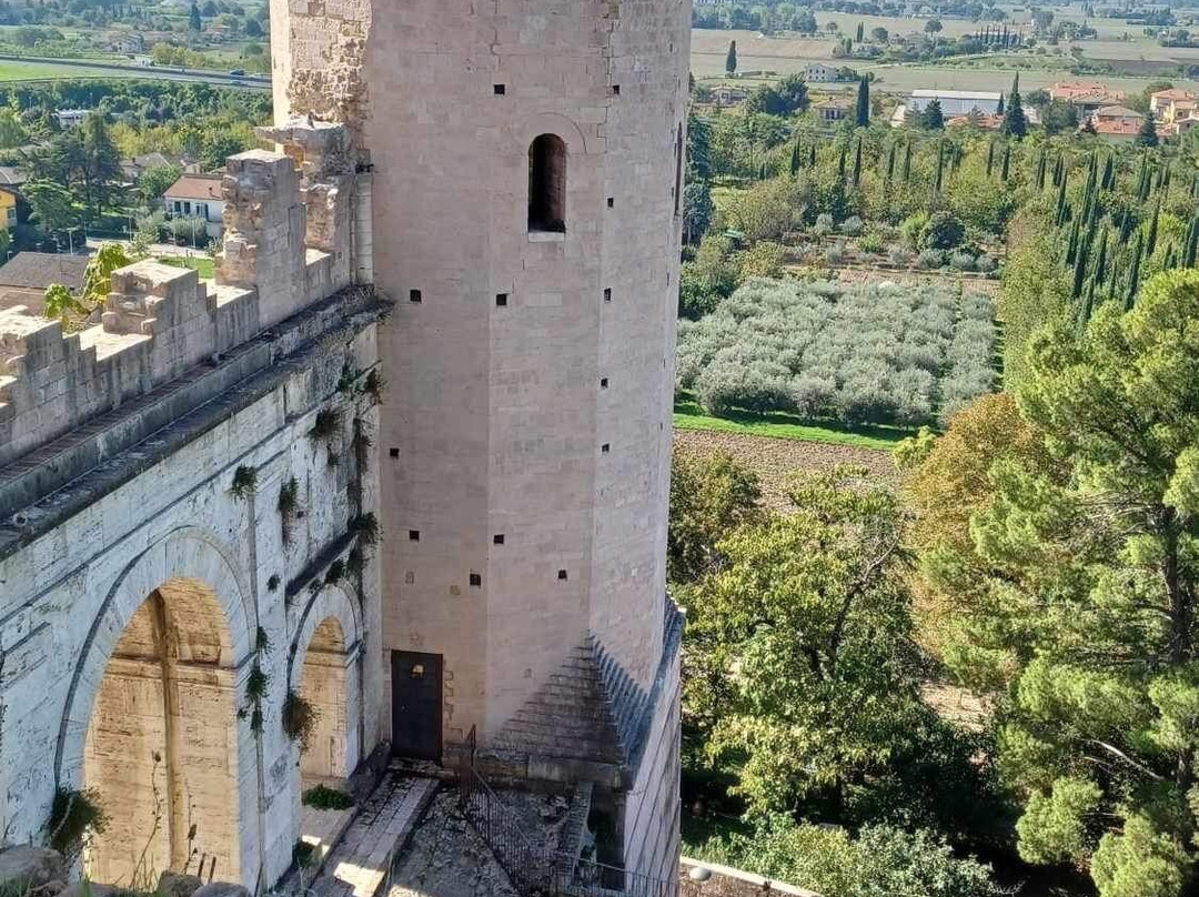 Torri di Properzio e Porta Venere景点图片