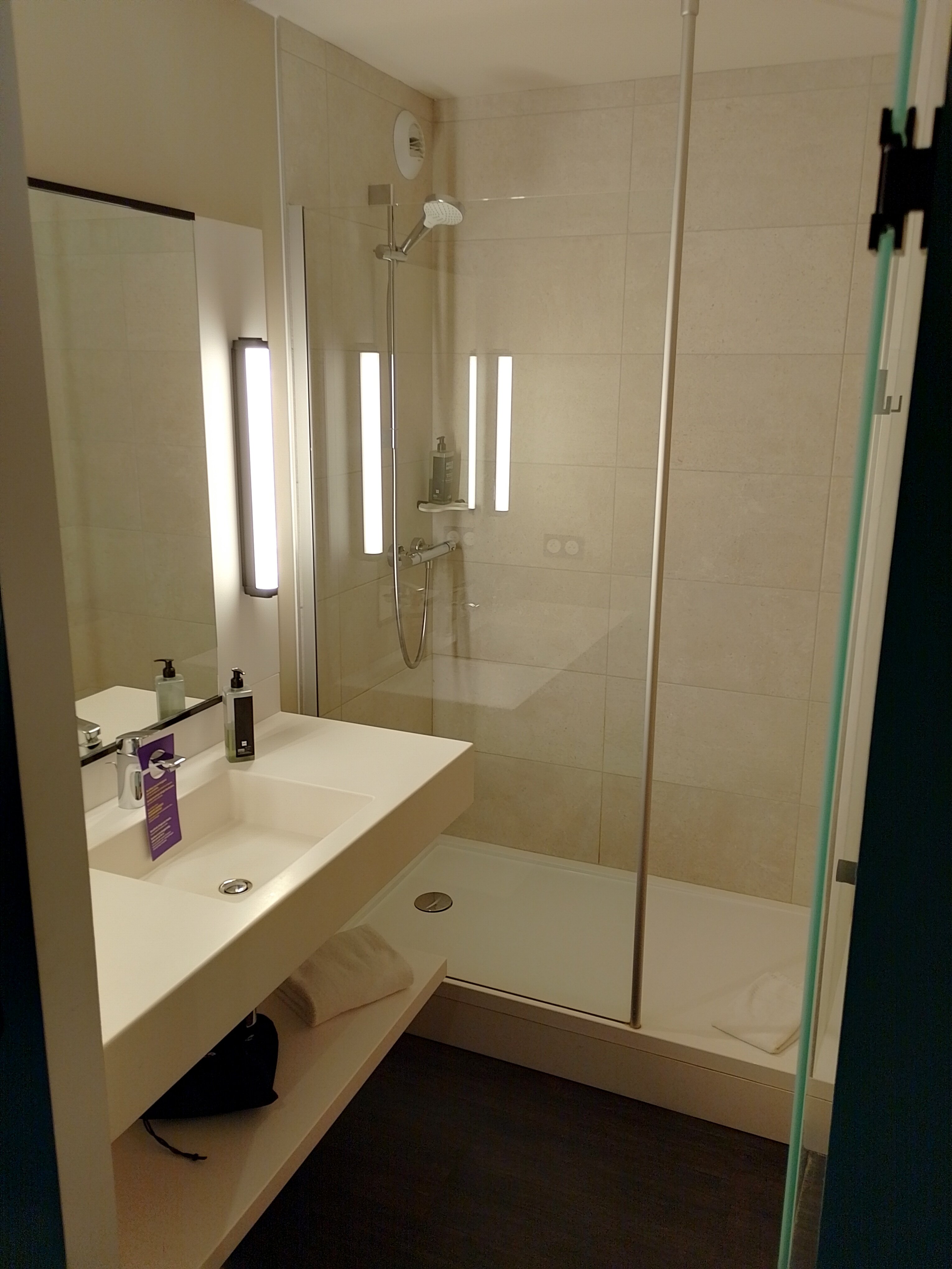 Ibis Styles Saint-Nazaire Centre Gare-浴室