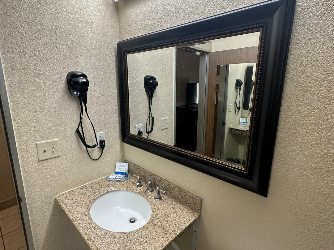 伊克诺米旅馆主图