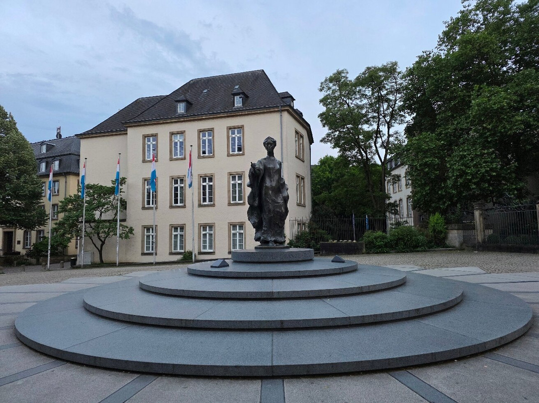 Statue de la Grande Duchesse Charlotte-卢森堡城必去景点