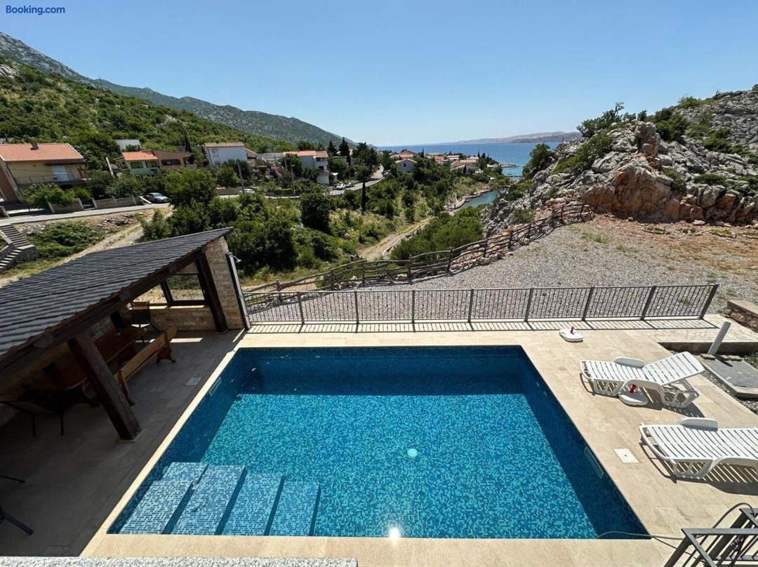 Beachfront House with Pool in Ribarica