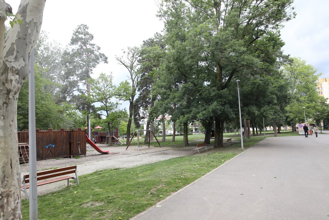 Parcul Sub Arini-锡比乌必去景点