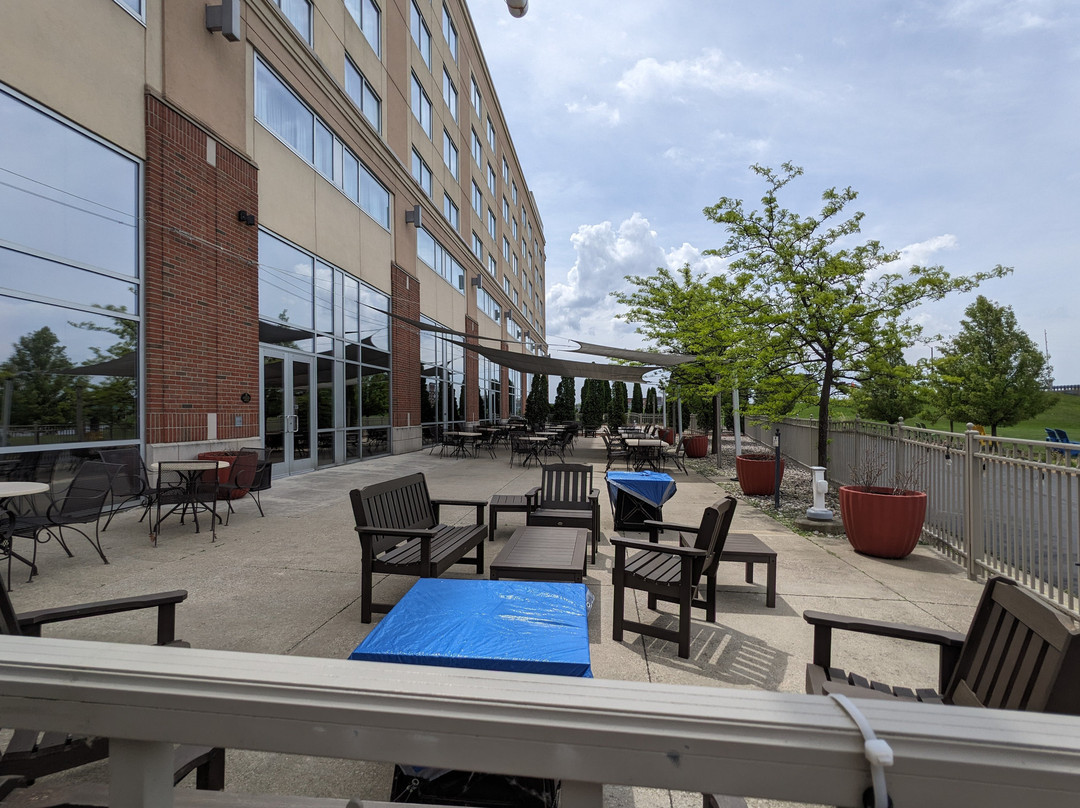 贝城河滨希尔顿逸林酒店主图