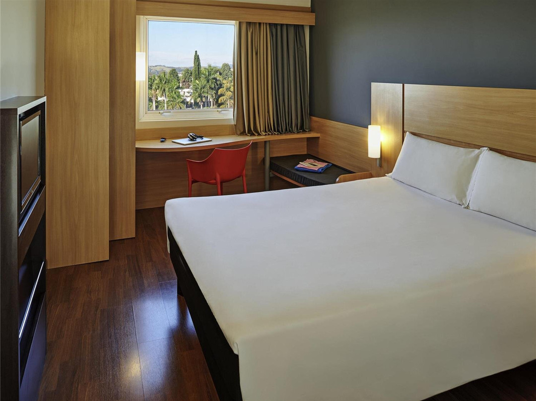 宜必思索罗卡巴酒店主图