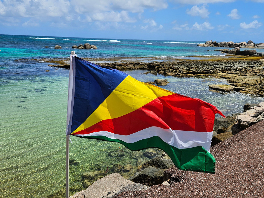 Laurent's Taxi Service-普拉兰岛必去景点