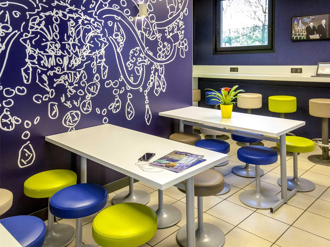 宜必思快捷南维埃纳酒店主图