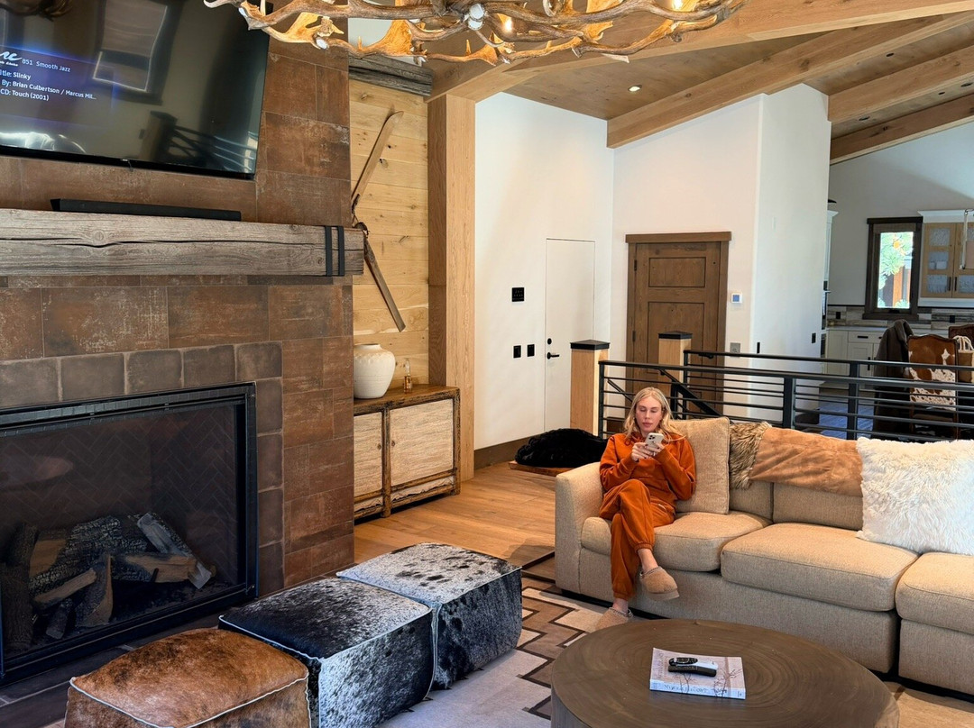 村庄小屋酒店主图