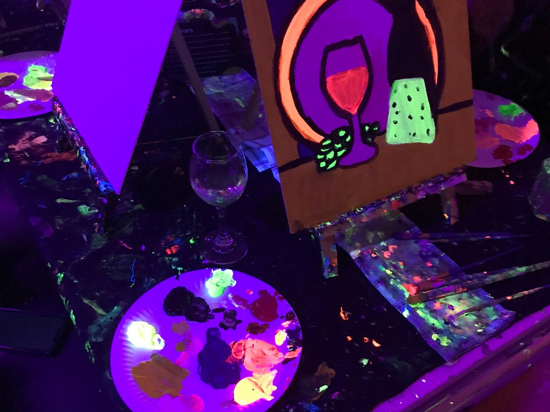 Bottomless Paint in the Dark at Rembrandt Van Wine-伦敦必去景点