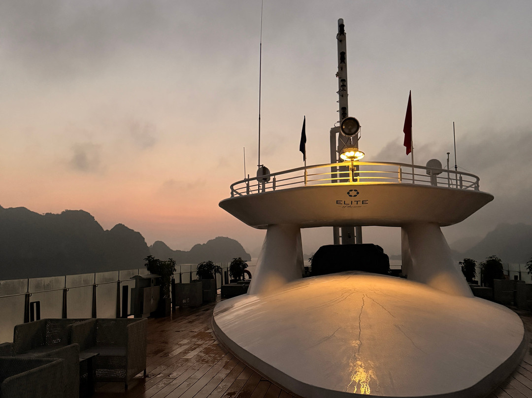 Elite of the Seas-下龙湾必去景点