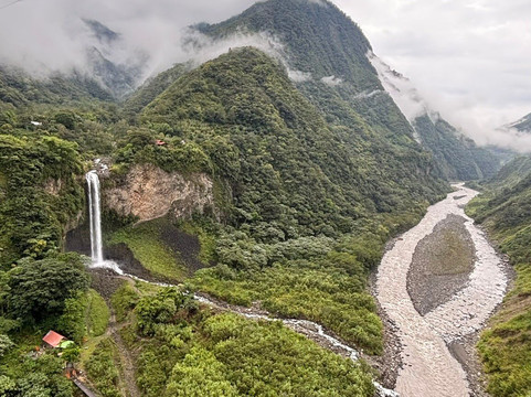 Cascada el Manto de la Novia-巴尼奥斯必去景点