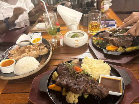 中铁尼雷尔大酒店主图