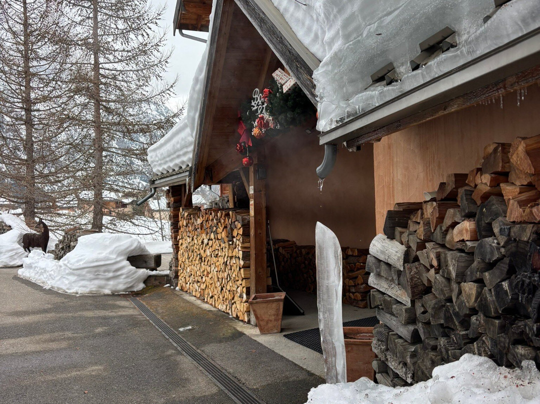 何小屋酒店主图