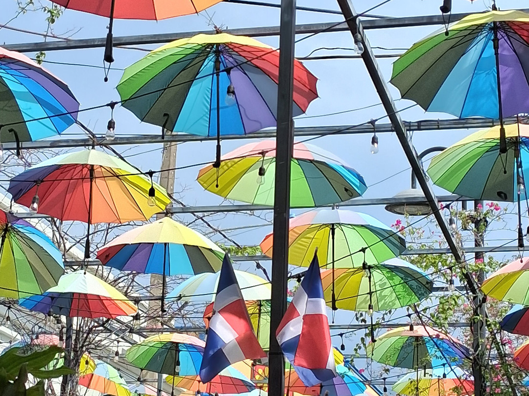 Umbrella Street-普拉塔港必去景点