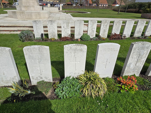 Hooge Crater Cemetery-伊普尔必去景点