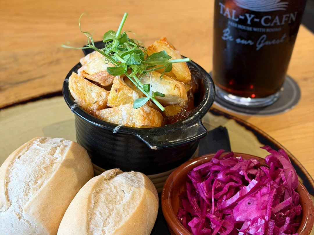 The Tal-y-Cafn Hotel主图