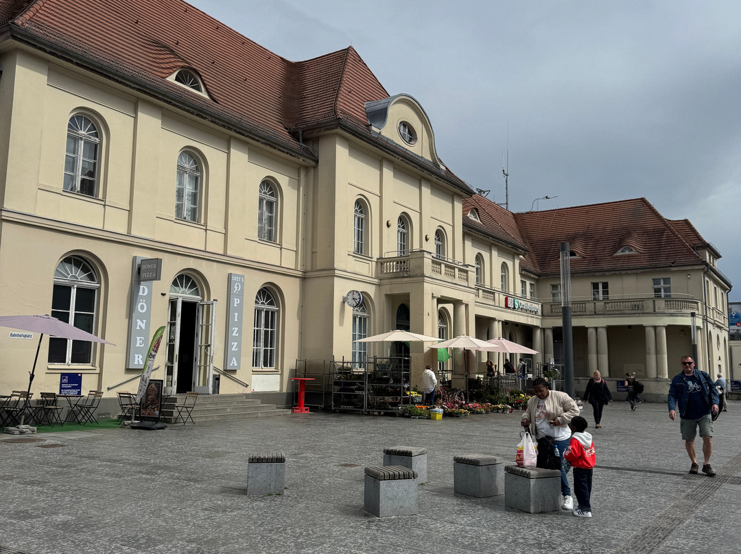 Bahnhofsplatz und Bahnhofsempfangsgebäude-奥拉宁堡必去景点