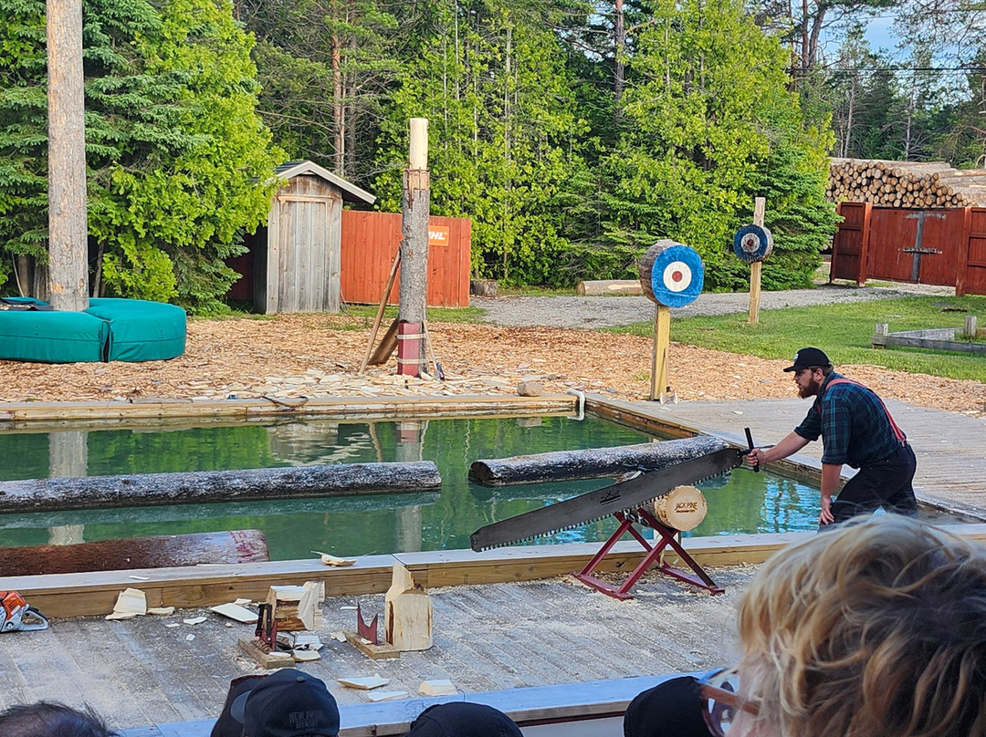 Jack Pine Lumberjack Show-麦基诺城必去景点