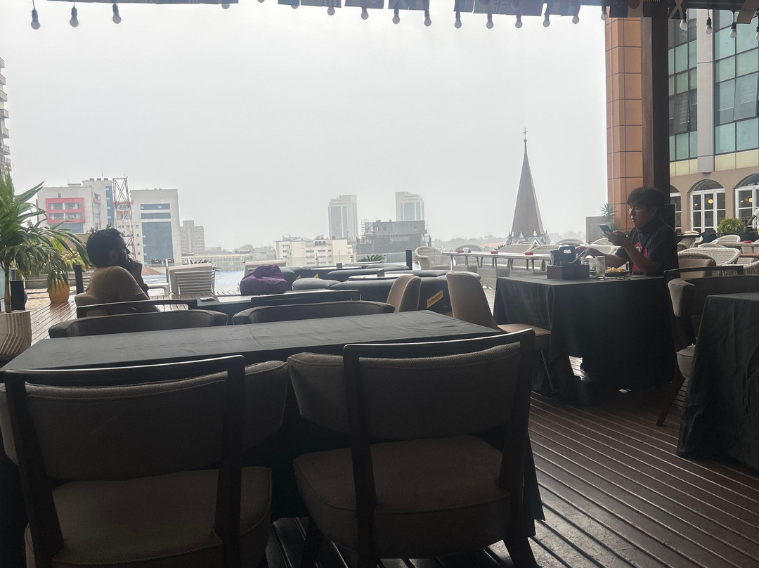 中铁尼雷尔大酒店主图
