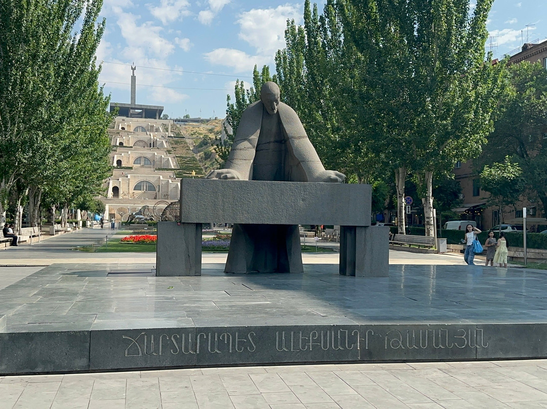 Alexander Tamanyan Statue-埃里温必去景点