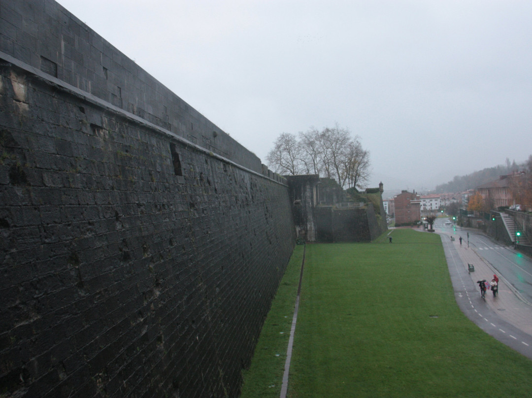 Puerta Y Baluarte De San Nicolas-富恩特拉比亚必去景点