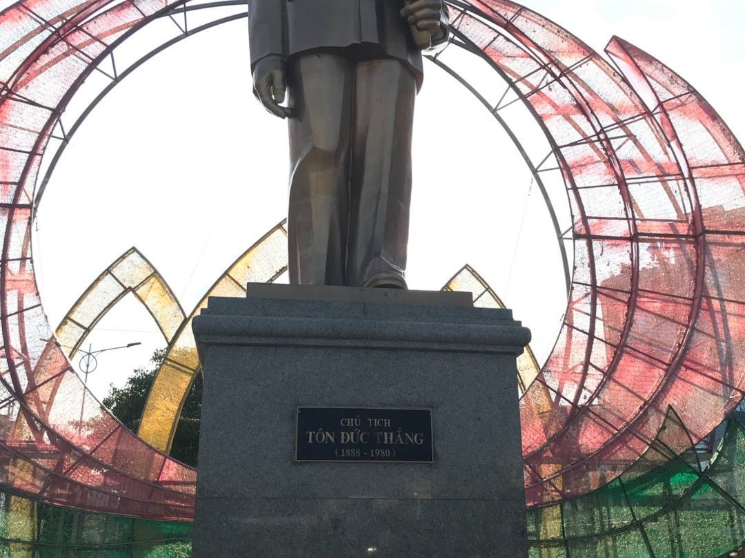 Ton Duc Thang Statue景点图片