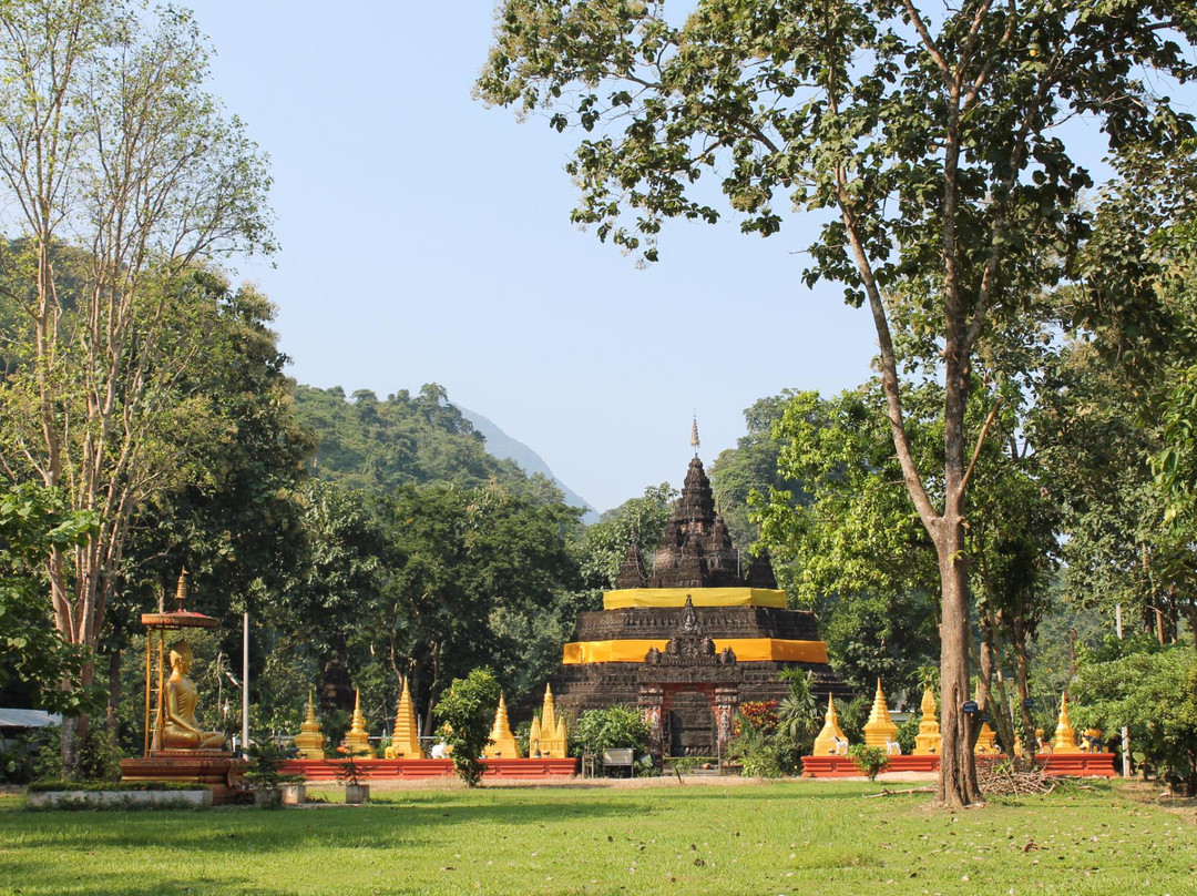 Wat Tham Pla (Fish Cave Temple)景点图片