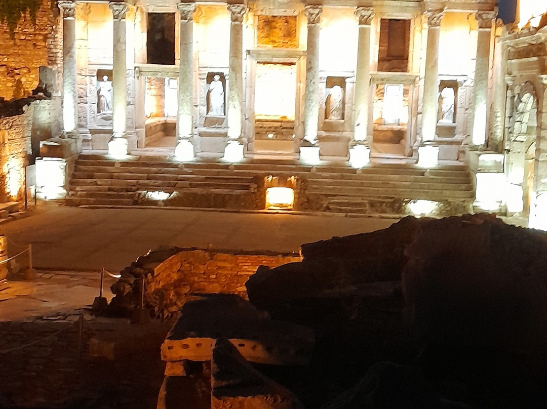 Trajan Fountain景点图片