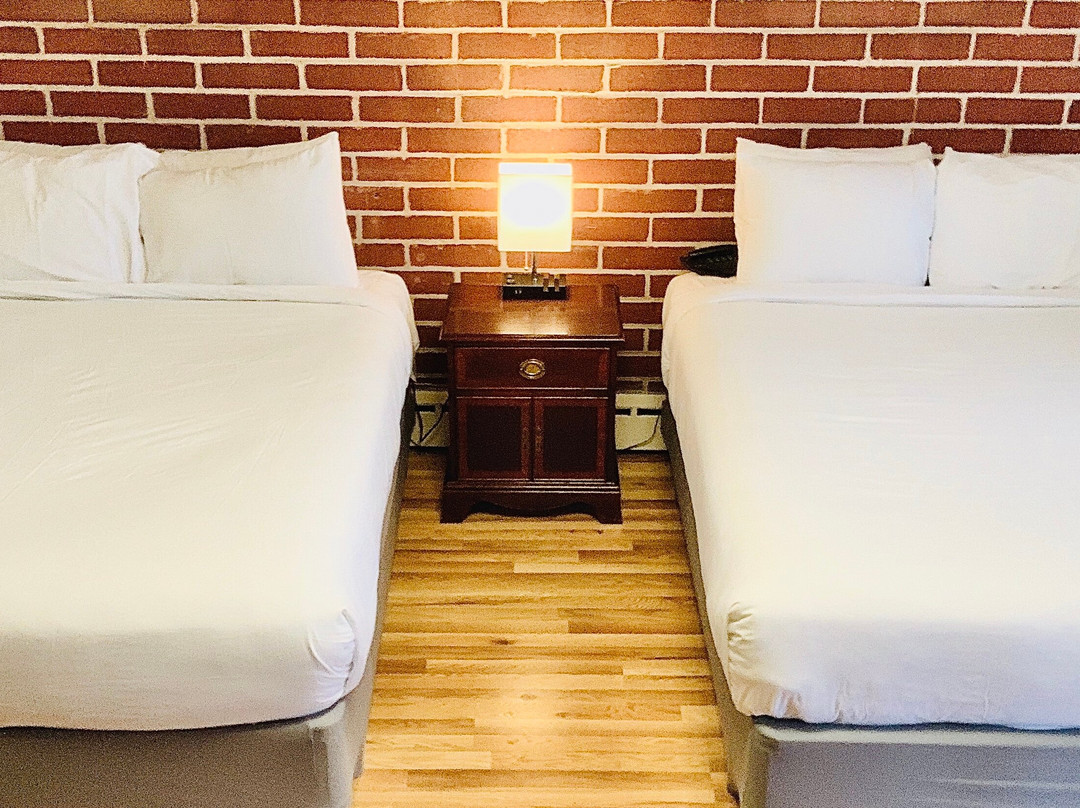 The Lancaster Motel主图